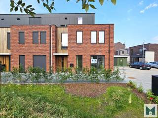 Deze lichtrijke, energiezuinige en kwalitatieve nieuwbouwwoning is gelegen te Oudegem in een groene oase van rust.<br />De woonst kent een zeer gunstige ligging tussen Dendermonde en Aalst in de nabijheid van openbaar vervoer, scholen, dorpskern van Oudegem, ...<br />Uiterst uniek is het groene parkgebied op de site met kindvriendelijke buitenspeelruimte.<br />Deze gemeenschappelijke plaatsen zorgen ervoor dat je deel uitmaakt van een gezellige buurt met veel sociaal contact voor jong en oud.<br /><br />De gelijkvloers omvat een inkom, een zeer lichtrijke woonkamer met volledig uitgeruste en open keuken, een praktische berging en apart gastentoilet. <br />Op de eerste verdieping bevindt zich de badkamer met ligbad en douche, een aparte wc en de 3 ruime slaapkamers (15,50 - 14 en 12m²).<br />Alsook is er een afgewerkte zolderruimte op de 2e verdieping van maar liefst 18m² welke kan dienen als extra slaapkamer, bureau, dressing, bergruimte,... <br />Als extra troef beschikt deze nieuwbouw over een gezellige tuin van 68m² met tuinhuis en terras.<br />Zeer energiezuinig door aanwezigheid van fotovoltaïsche zonnepanelen, warmtepomp met koeling en vloerverwarming, verluchtingsysteem D en berekend E-peil van 13.<br /><br />Zeer praktisch is de eigen ondergrondse staanplaats en de gemeenschappelijke fietsenstaanplaatsen.<br /><br />CV via warmtepomp. E-peil van 13. <br />EPC: 22 kWh/m²/j en UC42006-G-OMV-2020017922/EP17408/A002/D23/SD001 (A label)<br />Bewoonbare bruto opp van 177m².<br />Voor verdere inlichtingen, neem vrijblijvend contact op met Marik op het nummer 052 21 65 51 of mail naar info@immomiddelpunt.be
