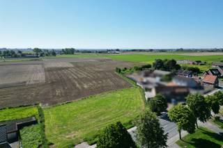 <strong>Verkocht: compromis in opmaak </strong><br /><br />Deze ruime bouwgrond met een oppervlakte van 950 m² bevindt zich langs de Ruiseleedsesteenweg, op enkele minuutjes rijden van het centrum van Tielt. Dankzij deze ligging zijn diverse faciliteiten zoals scholen, winkels en eetgelegenheden nabij. Dit gecombineerd met een groen, landelijk uitzicht en een aantrekkelijke zuidoostelijke oriëntatie maakt van dit perceel een interessante locatie.<br /><br />De bouwgrond, die aan de achterkant van het perceel uitkijkt over agrarisch gebied, is geschikt voor het bouwen van een open bebouwing met een maximale diepte van 15 meter op het gelijkvloers en 12 meter op de eerste verdieping. Er mogen maximaal twee bouwlagen gebouwd worden, exclusief één nuttige bouwlaag onder het hellend dak en maximaal één ondergrondse bouwlaag (kelder). De maximale kroonlijsthoogte en nokhoogte van de open bebouwing bedragen respectievelijk 7 en 12 meter. Het bouwvolume van het hoofdgebouw is vrij, binnen de toegelaten bouwlagen. De dakvorm is in principe vrij, mits het naleven van enkele algemene bouwregels betreffende de dakhelling, de dakbedekking en dakvlakramen.<br /><br />De bouwzone waarin het hoofdgebouw moet gebouwd worden, bevindt zich minimaal 10 meter van de rooilijn, minimaal 4 meter van de perceelsgrens aan de rechterzijde, minimaal 3 meter van de perceelsgrens van de linkerzijde en minimaal 14 meter van de perceelsgrens aan de achterkant. De bouwmaterialen kunnen vrij worden gekozen op voorwaarde dat ze duurzaam, kwalitatief en eigentijds zijn. Andere materialen die passen in het architecturaal geheel worden eveneens toegelaten.<br /><br />Een bijgebouw is toegelaten, maar dient opgericht te worden achter de achtergevel van de woning. Het bijgebouw heeft een maximum oppervlakte van 60 m², bestaande uit een gelijkvloers met een plat of hellend dak. Het bijgebouw wordt ofwel ingeplant op 1 meter van de perceelsgrenzen ofwel op de perceelsgrenzen indien het gekoppeld is met een gelijkaardige constructie op het naastliggende perceel. De kroonlijsthoogte is maximaal 3 meter, de nokhoogte 4,5 meter. De hoofd- en bijgebouwen moeten één architecturaal geheel vormen, doch niet uit hetzelfde materiaal worden opgebouwd.<br /><br />Een carport is toegelaten aan één zijde van de woning. De carport kan ingeplant worden op de zijkavelgrens. Maximale oppervlakte: 30 m², maximale kroonlijsthoogte: 3 meter, dakvorm vrij.<br /><br />Zowel een woonfunctie als een functie voor handel of dienstverlening voor 100% is toegelaten. Bij een gecombineerde functie wonen + handel/diensten moet er 60% van de totale vloeroppervlakte voorbehouden worden voor wonen.<br /><br />Het perceel biedt dus tal van mogelijkheden voor de bouw van een gezinswoning, woning met gemengde bestemming of handelspand in een mooie, groene omgeving en met een goede bereikbaarheid. Er is tevens geen bouwverplichting wat betekent dat u vrij kan kiezen wanneer u uw droomwoning bouwt.<br /><br />Benieuwd naar deze bouwgrond in Tielt? Maak een vrijblijvende afspraak met Michiel via michiel@landbergh.be of bel 09 278 78 79.