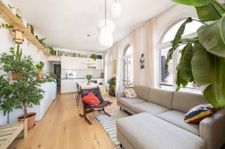 <p><span>Ben je op zoek naar je eigen hippe stek in hartje Antwerpen, waar je letterlijk alleen nog je verhuizing hoeft te plannen? Dit waanzinnige hoekappartement aan de Jan Van Lierstraat 1 biedt de perfecte mix van een toplocatie, modern comfort en een geweldige vibe. In 2023 onderging het een complete totaalrenovatie, waardoor alles gloednieuw en perfect afgewerkt is. Ideaal als eerste eigen thuis of als slimme investering!</span></p><p><span>De highlights:</span></p><ul><li><span>Totaalrenovatie van 2023: Volledig instapklaar, modern en zorgeloos wonen.</span></li><li><span>Perfect technisch rapport: Een uitstekend EPC B-label, conforme elektrische keuring en volledig asbestveilig. </span></li><li><span>Overvloed aan licht: Gelegen op een hoek met grote raampartijen in twee gevels.</span></li><li><span>Toplocatie: Midden in de levendige en hippe Universiteitsbuurt.</span></li></ul><p><span>Indeling en troeven: Je komt binnen in een lichte, sfeervolle leefruimte waar het daglicht dankzij de twee raamgevels prachtig binnenstroomt. De open keuken sluit hier perfect op aan en is voorzien van alle eigentijdse toestellen. Verder beschikt het appartement over een gezellige, rustige slaapkamer en een trendy badkamer met een comfortabele inloopdouche. Super praktisch zijn de aparte wasplaats/berging in het appartement én een extra private kelderberging voor al je spullen.</span></p><p><span>De buurt: Je woont hier in het kloppende hart van de stad. Gezellige koffiebars, hippe lunchplekken, de leukste terrasjes en de universiteitscampussen liggen letterlijk om de hoek. Zin in cultuur, shoppen of een avondje uit? Alles is op wandel- of fietsafstand bereikbaar. Met een Velo-station vlakbij en uitstekend openbaar vervoer verplaats je je bovendien razendsnel door heel Antwerpen.</span></p><p><span>Benieuwd naar dit unieke appartement? Maak snel een afspraak voor een bezoek via 03/646.66.55 of lynn@sinjoor.be </span></p>