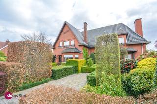 <p><span>Statige villa met 3 slaapkamers op een ruim perceel in Hever</span></p><p><span> </span></p><p><span>Ben je op zoek naar een ruime villa met tal van mogelijkheden dewelke centraal gelegen is tussen Mechelen en Leuven? Dan is dit precies wat je zoekt!</span></p><p><span> </span></p><p><span>Je betreedt de woning via een inkomhal die je meteen toegang geeft tot de riante woonkamer. Dankzij de royale oppervlakte richt je hier moeiteloos een gezellige leefruimte in én kan je een aparte bureauruimte creëren indien gewenst, ideaal voor thuiswerk.</span></p><p><span> </span></p><p><span>De keuken sluit aan op de eetkamer, waar je geniet van fijne momenten met familie en vrienden. Aansluitend vind je een grote veranda met een apart toilet. Dit is dé perfecte plek om in het tussenseizoen te ontspannen terwijl je geniet van het prachtige zicht op de tuin.</span></p><p><span> </span></p><p><span>Op de bovenverdieping beschik je over drie volwaardige slaapkamers, waarvan de master bedroom voorzien is met ingemaakte kasten. De twee badkamers zorgen voor extra comfort voor het hele gezin. Daarnaast is er nog een kleinere kamer die je perfect kan inrichten als bureau, dressing of extra bergruimte.</span></p><p><span> </span></p><p><span>Buiten word je verrast door een zeer grote, aangelegde tuin waar je in alle rust kan genieten. Verder is er nog een aparte garage en een praktische tuinberging aanwezig.</span></p><p><span> </span></p><p><span>Zie jij jezelf hier al thuiskomen? Contacteer ons vandaag nog en ontdek de mogelijkheden van deze ruime woning.</span></p><p><span> </span></p><p><span>015 20 36 00 - info@domoxim.be</span></p><p><span> </span></p><p><span>domoXim. Waar dromen thuis komen!</span></p><p><span> </span></p><p><span>Benieuwd naar de waarde van je </span><span>eigen</span><span> woning? Wij geven je graag advies.</span></p><p><span> </span></p><p><span>Dit pand is onderworpen aan de renovatieverplichting van de Vlaamse overheid voor residentiële gebouwen (behoudens bij sloop binnen 6 jaar na de aankoop). Consulteer voor meer informatie de website van het Vlaams Energie- en Klimaatagentschap via https://www.vlaanderen.be/een-huis-of-appartement-kopen/renovatieverplichting-voor-residentiele-gebouwen</span></p>