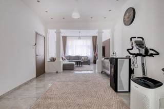 Ben je op zoek naar een unieke woonervaring in het hart van Zele?<br />Ontdek deze stijlvol gerenoveerde woning in het centrum van het bruisende Zele. Deze hedendaagse woning met een ruime leefruimte, 4 slaapkamers en 2 badkamers biedt luxe, comfort en privacy.<br /><br />🏡 Kenmerken van de woning: volledig gerenoveerd met kwalitatieve materialen<br />4 grote, lichtrijke slaapkamers <br />2 moderne badkamers incl 2 toiletten<br />Lichtrijke leefruimte met grote, praktische keuken  <br />Terras<br /><br />📍 Toplocatie:<br />Gelegen in de belangrijkste winkelstraat, met een perfecte verbinding met het openbaar vervoer en tot de belangrijkste invals- en autosnelwegen.<br /><br />👥 De indeling en oppervlakte van de woning maken het bijzonder geschikt voor een groot en/of samengesteld gezin.<br /><br />📅 Grijp deze kans om te wonen in een woning die comfort, stijl en community combineert!<br /><br />📩 Interesse? Neem vandaag nog contact op met Sabrina bij Immo Bia (0470/03.31.39 of sabrina@immobia.be) voor een bezichtiging.<br /> 