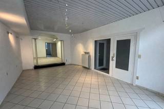 <h2><span>Handelsgelijkvloers op centrale ligging in Mechelen </span></h2><p><span>Op een centrale locatie in de Keizerstraat 19 te Mechelen bevindt zich dit handelsgelijkvloers van 74,40 m², ideaal voor diverse commerciële of professionele doeleinden.</span></p><p><span>De ruimte omvat een inkomhal en een handelsruimte die is ingedeeld in drie delen, waarvan één gedeelte kan worden afgesloten als bureel. Verder is er een keuken met kastinrichting en koelkast, evenals een extra ruimte die kan dienen als archief of opslagplaats.</span></p><p><span>Daarnaast is er een gemeenschappelijk terras waar men gebruik van kan maken en een extra berging.</span></p><p><span>Geschikt voor bureel, winkel, praktijkruimte, <br />(Horeca en night-shop niet toegelaten.)</span></p><p><span>Huurprijs: €850/maand</span></p><p><span> </span></p>