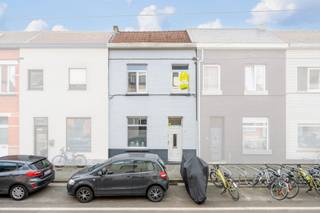 Te koop in Wondelgem! Deze toffe rijwoning ligt in Wondelgem aan de rand van de stad en op een paar meter van verschillende aaneensluitende...