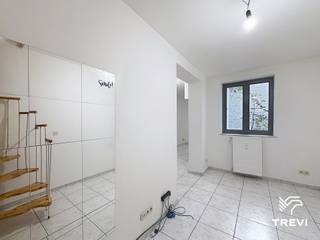 <strong><strong>BRUSSEL: Gelegen in de Anneessenswijk en nabij het openbaar vervoer, appartement met 1 slaapkamer van ±45 m², gelegen aan de achterzijde van het gelijkvloers. Het appartement bestaat uit een woonkamer van ±9 m², een douchekamer met toilet, een volledig uitgeruste keuken (oven, kookplaat en dampkap), een eetkamer, een zuidoostgericht terras van ±11 m², een slaapkamer van ±9 m² op de verdieping en een kelder. Kosten: voorschot van 50€/maand, inclusief de gemeenschappelijke delen en koud water. EPC: G Onmiddellijk beschikbaar.<br /><br /></strong></strong>
<p><u>Aan de achterzijde van het gelijkvloers:</u></p>
<ul>
<li>Woonkamer ±9 m²</li>
<li>Douchekamer met toilet</li>
<li>Volledig uitgeruste keuken (oven, kookplaat en dampkap)</li>
<li>Eetkamer</li>
<li>Zuidoostgericht terras ±11 m²</li>
<li>Slaapkamer ±9 m² op de verdieping</li>
<li>Kelder</li>
</ul>
