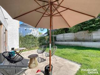 Deze recente woning geniet van een centrale maar uiterst rustige ligging op wandelafstand van verschillende winkels, diensten en openbaar vervoer...