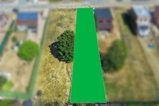 Bouw uw droomwoning op een toplocatie!<br />In het charmante en rustige Schaffen (Diest) bieden wij u een aantrekkelijke bouwgrond aan, ideaal voor het realiseren van een stijlvolle Halfopen bebouwing. het perceel geniet van een mooie oppervlakte, een gunstige ligging en een uitstekende bereikbaarheid, waardoor ze de perfecte basis vormen voor uw toekomstige thuis.<br />De bouwgrond heeft een oppervlakte van 6 are 69 centiare, waardoor u over voldoende ruimte beschikt om een ruime woning met tuin aan te leggen. Dankzij de aangename omgeving geniet u dagelijks van rust en privacy, terwijl winkels, scholen, openbaar vervoer en de op- en afritten van de autosnelweg zich op korte afstand bevinden. Ook het bruisende centrum van Diest is vlot bereikbaar.<br />Of u nu op zoek bent naar een perceel om uw gezinswoning te bouwen of een interessante investering zoekt, deze bouwgronden bieden tal van mogelijkheden.<br />Troeven:<br />• bouwgrond voor halfopen bebouwing <br />• Oppervlakte 669 m² <br />• 2 Bouwlagen<br />• Bouwlijn op 16m van straatzijde<br />• De maximale bouwdiepte voor het hoofdgebouw bedraagt 15,00m op het gelijkvloers en 12,00m op de verdieping<br />• Zijgevel op 3 meter van perceelsgrens.<br />• Tuinhuis van max 40m²<br />Grijp deze unieke kans en bouw uw droomwoning op één van deze prachtige percelen in het gegeerde Schaffen.<br />Interesse? Neem vandaag nog contact met ons op voor meer informatie of een bezoek ter plaats