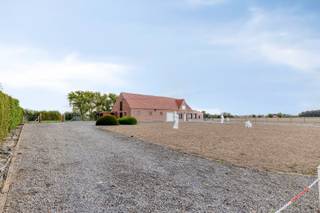 <span><span>Te <strong>Werken</strong>, deelgemeente van Kortemark, bieden we u deze<strong> landelijke eigendom</strong> aan gelegen op een totale <strong>grondoppervlakte van 8.844 m<sup>2</sup></strong>. Het eigendom omvat in totaliteit 6 verschillende percelen. Het aanbod biedt u enerzijds de woonst met garage en stallingen, alsook de weidepercelen gelegen achteraan de bebouwing. <strong>Een unieke kans voor wie houdt van rust en privacy in een groene omgeving!</strong><br /><br />Deze woning bevindt zich reeds <strong>zonevreemd</strong>, waardoor een aanvraag tot functiewijziging niet noodzakelijk is om er residentieel te kunnen wonen. Graag meer informatie gewenst over de kadastrale aard, de vergunde toestand en de stedenbouwkundige mogelijkheden? Informeer u bij de makelaar.<br /><br />Men beschikt over energielabel F waardoor dit aanbod onderhavig is aan de renovatieverplichting. Op heden wordt er verwarmd op elektriciteit. Aardgas is niet aangesloten. Stadswater is wel aangesloten. Tevens regenwaterput/steenputwater aanwezig.<br /><br /><u>De indeling van de ruimtes is als volgt:</u><br /><strong>Woning</strong>: inkom - woonkamer opgedeeld in zithoek en eetplaats - keuken met eetplaats - wasplaats/bijkeuken - apart toilet - badkamer uitgerust met bad en lavabo - gelijkvloerse slaapkamer 1 - gelijkvloerse slaapkamer 2 - berging - traphal met vaste trap naar zolder - nog te isoleren en in te richten zolderruimte.<br /><strong>Stallingen</strong>:<strong> inpandige garage</strong> - apart toilet - stallingen (ca. 91 m<sup>2</sup>) - <strong>grote zolderruimte</strong> boven de stallingen.<br />Exterieur: voortuin met oprit - tuingedeelte met terras - <strong>weidepercelen achteraan de woning</strong>.<br /><br /><u>Enkele troeven:</u></span></span>
<ul>
<li><span><span>Landelijk en rustig gelegen;</span></span></li>
<li><span><span>Weides ideaal geschikt voor het houden van hobbydieren;</span></span></li>
<li><span><span>Mooie grondoppervlakte van 8.844 m<sup>2</sup>;</span></span></li>
<li><span><span><strong>Zuid-oost georiënteerd</strong>;</span></span></li>
<li><span><span>Tal van mogelijkheden.</span></span></li>
</ul>
<span><span>Wenst u meer informatie of bezoek? Mis deze kans niet en bel Diksimmo op het nummer 051 50 11 51 of mail naar diksmuide@diksimmo.be.</span></span>