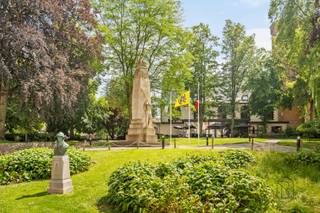 <p><strong>Ruim pand met twee afzonderlijke wooneenheden, tuin en terrassen</strong><span></span></p><p>Deze veelzijdige eigendom bestaat uit twee afzonderlijke wooneenheden en is ideaal als opbrengsteigendom, kangoeroewoning of voor een groot gezin.</p><p>De eerste woning beschikt over een ruime woon- en eetkamer, een half ingerichte keuken met berging, twee inkomhallen, een apart toilet, twee slaapkamers, een badkamer met douche en een mooie tuin met terras en overdekte pergola.</p><p>De tweede woning omvat een ruime inkomhal, een lichtrijke woon- en eetkamer, een ingerichte keuken, drie slaapkamers, een badkamer met ligbad, een apart toilet, een terras en een ruime zolder.</p><p>Verder beschikt het pand over drie kelders, nieuwe PVC-ramen met dubbele beglazing en afzonderlijke tellers voor elektriciteit, water en gas per wooneenheid. De centrale verwarming op aardgas is uitgerust met tussenmeters.</p><p>Een eigendom met veel ruimte en tal van mogelijkheden, zowel voor eigen bewoning als investering.</p>