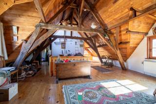 Dit karaktervolle pand met een gevelbreedte van ca. 11,5 m, aparte fietsingang en gezellige stadstuin bevindt zich in een verkeersluwe woonomgeving tussen de Moerstraat en Noordzandstraat, op een steenworp van het prestigieuze Prinsenhof. De woning werd in 1994 met respect voor het erfgoed gerenoveerd door ergfoedarchitect Hubert Davans en eigenaar-architect Daniël Desmyter. Hierdoor geniet je vandaag van modern comfort in een huis dat nog steeds zijn historische ziel uitstraalt dankzij de vele authentieke materialen.<br /><br />Op het gelijkvloers vind je een ruime, lichtrijke leefruimte met hoge ramen en een elegante leistenen vloer. Aan de overzijde van de hal ligt een charmante extra kamer met ingemaakte kast, ideaal als salon, bureau, muziekkamer, bibliotheek of zelfs slaapkamer. De keuken, met kleurrijke cementtegels en een sfeervolle historische schouw, combineert moeiteloos karakter met hedendaags gebruiksgemak.<br /><br />Op de eerste verdieping bevinden zich twee zeer ruime slaapkamers en de badkamer. De vaste trap brengt je naar de hoge, volledig afgewerkte en geïsoleerde leefzolder, een veelzijdige ruimte die perfect dienst kan doen als extra slaapkamers, atelier, hobbyruimte of mancave. Hier is ook de technische ruimte ondergebracht.<br /><br />Verder beschikt de woning over een aparte wasplaats, een discrete stadstuin met tuinberging en een grote, droge kelder—praktische troeven die deze historische parel nog aantrekkelijker maken.<br /><br />Een unieke combinatie van authenticiteit, comfort en functionaliteit in hartje Brugge!<br /><br />Ontdek deze parel zelf – neem contact met ons op voor meer informatie of plan een bezichtiging!