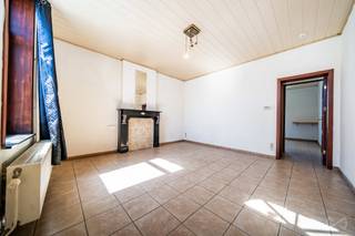 We Invest Centre Hainaut a le plaisir de vous présenter cette maison 3 façades située dans un environnement calme à Courcelles, offrant un cadre de vie agréable avec une superbe vue dégagée sur les champs.<br /><br />La maison se compose d’un séjour lumineux ainsi que de beaux espaces à repenser selon vos envies, offrant un beau potentiel d’aménagement.<br /><br />Elle dispose de 3 chambres confortables et conviendra parfaitement à une famille ou à un projet de rénovation personnalisé.<br /><br />Le bien comprend également des caves ainsi qu’un garage pouvant accueillir 2 voitures et plusieurs places de parking à l’avant.<br /><br />À l’extérieur, vous profiterez d’un grand jardin, parfait pour les moments de détente en famille ou entre amis. <br /><br />Éléments techniques : toiture en bon état, chauffage central gaz, châssis double vitrage en bois, installation électrique à remettre en conformité.<br /><br />PEB=E (347Kwh/m².an). Code unique 20260216041183 E total: 44177kWh/an <br />RC: 386€<br /><br />Faire offre àpd 189.000€.<br /><br />Une maison pleine de charme, proche des axes principaux, idéale pour un projet de rénovation dans un cadre paisible.<br /><br />Pour plus d’informations ou pour organiser une visite, contactez Luca au 0497/77 67 70. <br />Pour une évaluation gratuite et sans engagement, vous pouvez également nous joindre au 0497/77 67 70 ou au 064/555 777.!!!<br /><br />We Invest Centre Hainaut - Votre agence de proximité sur La Louvière, Binche, Thuin, Anderlues, Chapelle, Morlanwelz, Manage, Seneffe, Courcelles et Pont-à-Celles !!!