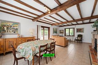 In de rustige en gegeerde Jean Jaureslaan stellen wij met trots deze charmante alleenstaande villa te koop voor. De woning is gelegen in een doodlopende straat, binnen een serene en exclusieve residentiële omgeving. Het bruisende stadscentrum bevindt zich op korte wandel- of fietsafstand, waardoor u hier geniet van een ideale combinatie tussen rust en bereikbaarheid.<br /><br />Bij het binnenkomen wordt u verwelkomd in een inkomhal die toegang geeft tot de aangename en ruime leefruimte. De woonkamer en eetplaats sluiten mooi op elkaar aan en creëren samen een warme, open leefomgeving. Aansluitend bevindt zich de keuken, met zicht op de fraai aangelegde tuin. De woning beschikt bovendien over een ruime garage, ideaal voor het parkeren van een wagen en het stockeren van fietsen en materiaal.<br /><br />Verder omvat de woning twee comfortabele slaapkamers en een verzorgde badkamer, uitgerust met een lavabomeubel, toilet en inloopdouche, wat zorgt voor dagelijks comfort.<br /><br />De zolder is vandaag niet ingericht als woonruimte, maar vormt een waardevolle extra zone binnen de woning. Deze ruimte kan desgewenst worden omgevormd tot bijkomende kamers, een hobbyruimte of extra berging, afhankelijk van uw noden en toekomstplannen. Hierdoor ontstaat er extra flexibiliteit om de woning verder uit te breiden of te personaliseren.<br /><br />De villa verkeert in een zeer verzorgde en goed onderhouden staat. Daarnaast is ze uitgerust met dubbele beglazing, een geïsoleerd dak en een condenserende gasketel, wat bijdraagt aan het wooncomfort en de energie-efficiëntie.<br /><br />De woning beschikt bovendien over een logiesdecreetnummer, waardoor ze perfect kan worden gebruikt als vakantiewoning of voor toeristische verhuur. Dankzij de uitstekende ligging en de royale ruimtes vormt dit een bijzonder interessante investeringsopportuniteit.<br /><br />Buiten geniet u van een mooi aangelegde tuin, waar het heerlijk vertoeven is tijdens zonnige dagen, ideaal om te ontspannen of gasten te ontvangen.<br /><br />Bent u op zoek naar een rustig gelegen woning met een uitstekende ligging nabij het centrum? Plan dan vandaag nog uw bezoek en ontdek het potentieel van deze eigendom.<br /><br />