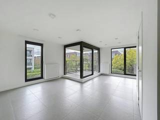 L'appartement comprend : - hall d'entrée,- salon avec cuisine ouverte,- terrasse- toilettes séparées- rangement- 2 chambres- salle de bain avec...