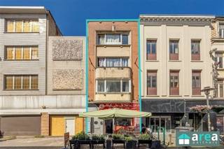 <p><span>Deze karaktervolle opbrengsteigendom bestaande uit een handelszaak en 6 studio’s is gelegen op een steenworp van het Centraal Station en perfect bereikbaar met tram, bus en trein, kortom een zeer strategische locatie in hartje Antwerpen. De Statiestraat is een levendige en goed ontsloten straat, omgeven door winkels en horeca. Een uitstekende opportuniteit voor wie zoekt naar een vlot bereikbare woon- of investeringslocatie binnen de stad.</span></p><p><span>Met zijn authentieke gevel en gunstige ligging biedt dit pand een uitstekende investeringsopportuniteit (Ideaal voor klassieke verhuur of als Airbnb)!</span></p><p><span> </span></p><p><span>Grootste troeven:</span></p><p><span>-Centrale locatie in bruisende buurt</span></p><p><span>-Pand met veel mogelijkheden en potentieel!</span></p><p><span>-Aparte meters nutsvoorzieningen</span></p><p><span>-Elke unit heeft zijn eigen CV-ketel</span></p><p><span>-Handelzaak verhuurd aan €1500/mnd, de studio’s telkens aan €500/mnd</span></p><p><span>-Toprendement van 7,41%!</span></p><p><span> </span></p><p><span>Indeling:</span></p><p><span>GLV: Handelszaak bestaande uit een polyvalente ruimte (35m²), geïnstalleerde keuken (13m²) en achteraan 2 toiletten (5m²). <br />V1 + V2 + V3 (telkens zelfde indeling): studio voorkant: living met open keuken, slaaphoek (25m²) ; studio achterkant: living met open keuken, slaaphoek. Beide studio’s beschikken over gemeenschappelijke badkamer met douche en WC (5m²).</span></p><p><span> </span></p><p><span>Voor meer informatie kan u terecht bij Area Partners. INFO@area.be of 03/284.60.60</span></p>