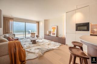 Vrijdag 2 januari 2026 tussen 14 en 17u OPENDEUR.<br /><br />Op een absolute topligging op de Zeedijk in het Zoute, tussen het Albertplein en de wandeldijk, bevindt zich dit instapklaar drieslaapkamerappartement met adembenemend zeezicht. Een zeldzame combinatie van ruimte, licht en hoogstaande afwerking.<br /><br />De elegante inkomhal met vestiaire en gastentoilet leidt naar de royale woon- en eetkamer, badend in het licht en uitgevend op het vooraan gelegen terras met open zicht op zee. De open keuken is volledig uitgerust met Miele-toestellen en afgewerkt met een Italiaans natuurstenen werkblad in Pietra Bicci. Aansluitend is er een praktische berging/wasplaats.<br /><br />De master bedroom beschikt over maatwerkkasten en een ensuite badkamer met lavabo, bad, inloopdouche en toilet. De tweede slaapkamer heeft eveneens ingemaakte kasten en een eigen douchekamer met dubbele lavabo, inloopdouche en toilet. Beide kamers geven toegang tot het rustige terras achteraan. De derde, volwaardige slaapkamer is ingericht met een bureau en maatwerk.<br /><br />De badkamers zijn uitgevoerd in Mortex en hoogwaardige natuursteen. Het appartement is uitgerust met vloerverwarming, domotica en verfijnde materialen doorheen het volledige interieur.<br /><br />Een privatieve kelder en een gemeenschappelijke fietsenberging zijn inbegrepen. Mogelijkheid tot aankoop van een autostaanplaats in het gebouw, evenals een extra staanplaats in de onmiddellijke omgeving. Conciërge aanwezig voor extra comfort en veiligheid.<br /><br />Een instapklaar zeedijkappartement waar luxe, comfort en een uniek zeezicht samenkomen.