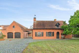 - Authentieke fermette op een perceel van 4.876 m²<br />- Prachtig landelijk verzicht<br />- Rustige ligging: Papestraat 60 in Ledegem<br />- Ruime leefruimte met open haard<br />- 5 slaapkamers en 2 badkamers<br />- Voldoende opbergruimte<br />- Handige wasplaats<br />- Binnenkoer uit kasseien, prachtige tuin met vijver, terras met barbecue<br />- Bijgebouwen: stallen, garages, atelier en zolders (totale oppervlakte: 163 m²)<br />- EPC: 470 kWh/m²/jaar, label E, UC: 3619326 (renovatieplicht van toepassing)<br />- Vanafprijs: € 699.000