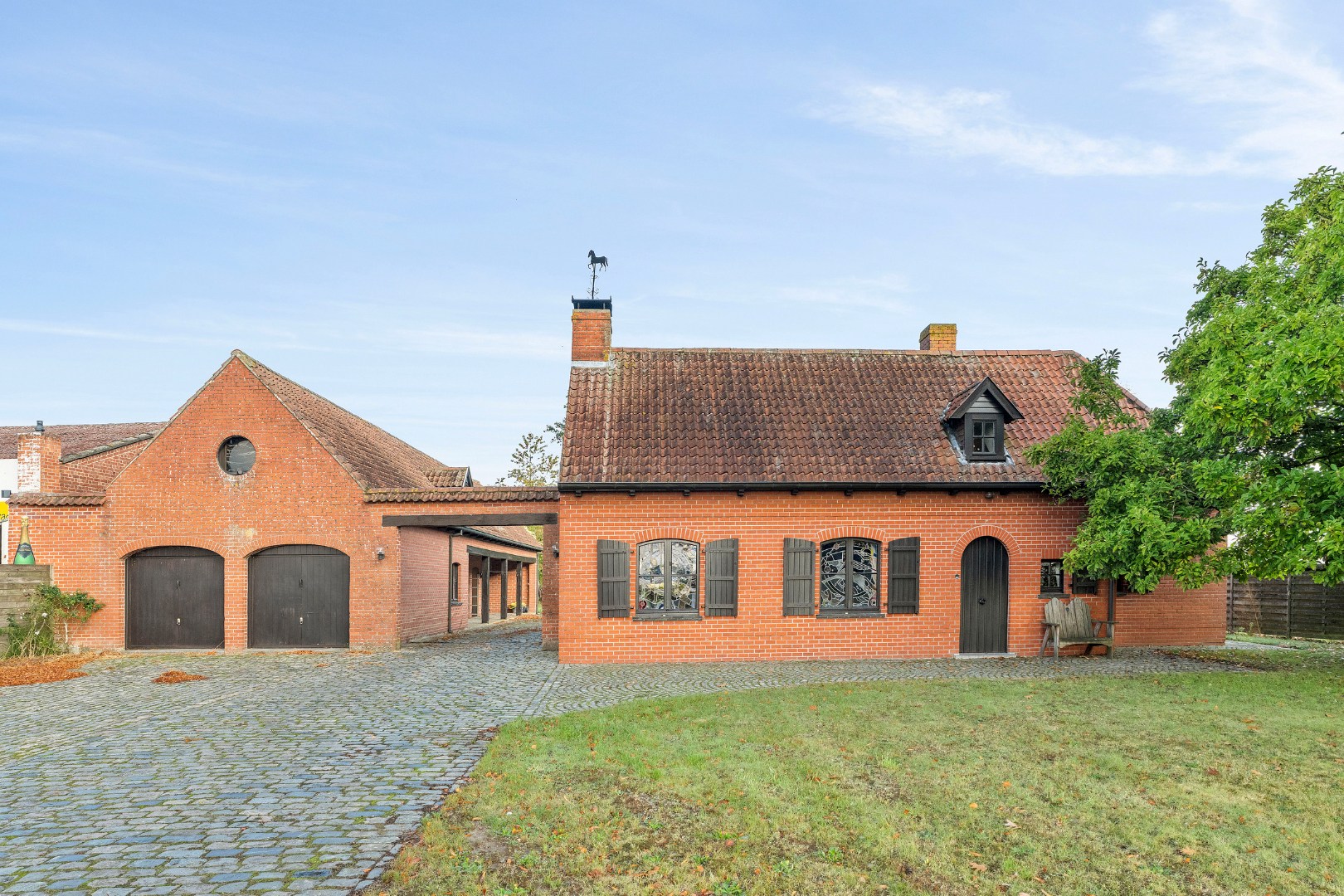 Karaktervolle hoeve met bijgebouwen en verzorgde tuin in Ledegem - foto 3