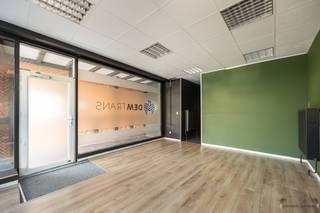 <p><span>Polyvalente handelsruimte met veel mogelijkheden op toplocatie!</span></p><p><span> </span></p><p><span>Dit uniek pand bevindt zich centraal op de Bredabaan in Merksem. </span></p><p><span>Door de strategische locatie en grote raampartijen geniet het pand van zeer veel zichtbaarheid.</span></p><p><span> </span></p><p><span>Het gelijkvloers is een grote ruimte van circa 96,72m². Momenteel is deze ruimte opgedeeld in kleinere ruimtes. </span></p><p><span> </span></p><p><span>De ruimte is flexibel en gemakkelijk in te richten waardoor het zich uitstekend leent voor verschillende activiteiten zoals een winkelruimte, kantoren, showroom en meer.</span></p><p><span> </span></p><p><span>De kelderruimte (+-92m²) biedt voldoende opbergmogelijkheden voor materialen of archieven. </span></p><p><span> </span></p><p><span>Achteraan het pand bevindt zich een kleine badkamer voorzien van bad en toilet alsook een keuken die basic is ingericht.</span></p><p><span> </span></p><p><span>Extra:</span></p><p><span>- Achteraan het pand bevindt zich een autostaanplaats. </span></p><p><span> </span></p>