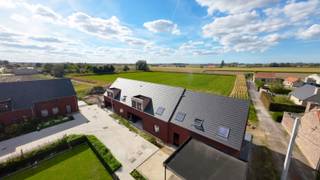 <span><span><span>Prachtig wonen in alle rust en toch dicht bij het centrum van Langemark-Poelkapelle en vlotte verbinding naar steden als Diksmuide, Ieper en Poperinge.<br />Nieuwbouwproject '<strong>De Mangelaar' </strong>is een <strong>unicum op de markt</strong>. De woningen zijn gerealiseerd door ontwikkelaar <strong>Leoliz</strong> </span></span></span><span><span><em>(Nieuwbouwontwikkelaar, die met heel wat ervaring in de bouw, zijn klanten graag persoonlijk begeleidt doorheen het bouwtraject)</em></span></span><span><span><span><span>.</span></span><br /><br /><span>In de ontwerpfase werd de nodige aandacht besteed aan <strong>het ruimtelijke gevoel </strong>in de woning en dit in combinatie met toepassing van energiezuinige technieken en duurzame materialen bekomen we zo een uniek aanbod binnen het nieuwbouwsegment. We kunnen u woningen aanbieden met maar liefst <strong>220m²</strong> aan bewoonbare oppervlakte en er is keuze uit aanbod met <strong>3 tot zelfs 5 ruime slaapkamers</strong>. Wagens krijgen plaats in een inpandige <strong>garage of een ruime carport </strong>gekoppeld aan de woning.</span><br /><br /><span>Er werd gekozen om de woningen af te werken met <strong>vloerverwarming (zowel beneden als boven)</strong>, koppeling met een warmtepomp behoort tot de mogelijkheden. Voor ventilatie werd gekozen voor <strong>systeem D</strong>, dus met warmterecuperatie. In het lastenboek merk je snel op dat de nodige aandacht is besteed om voor de afwerking van de woning te kiezen voor <strong>kwaliteit</strong>. De budgetten vooropgesteld voor badkamer, keuken en vloeren dekken ruim de noden en kunnen op heden nog volledig verder gepersonaliseerd worden.   </span><br /><br /><span>Het project 'De Mangelaar' zal in verschillende fases gebouwd worden, iedere fase gekenmerkt door een eigen opleveringsdatum.<br />Op heden zijn de werken gestart voor woning 1 en 2 (koppelwoningen langs de Mangelaarstraat).</span><br /><span>Het project zal vervolgens verder gerealiseerd worden met 2 rijwoningen en 4 halfopen bebouwingen met als kers op de taart <strong>één alleenstaande villa </strong>op een perceel van maar liefst <strong>726m²</strong>.</span><br /><br /><u><strong><span>Groen wonen:</span></strong></u><br /><span>De woningen zijn allen gebouwd volgens de <strong>BEN</strong>-normering, vanuit de vergunning dient een energielabel bekomen te worden lager dan E25. Dit betekent ook dat u een <strong>korting geniet van 50% op uw onroerende voorheffing gedurende de eerste 5 jaar.</strong> In samenspraak met de bouwheer kan echter ook een volledige vrijstelling bekomen worden, mits enkele extra aanpassingen bovenop de standaard (extra zonnepanelen,…).</span><br /><br /><strong><u>Troeven van deze woning:</u></strong></span></span>
<ul>
	<li><span><span><span><span><span><span><span><span><span><span><span><span>Woningen met 5 <strong>ruime</strong> slaapkamers (één slaapkamer op het gelijkvloers);</span></span></span></span></span></span></span></span></span></span></span></span></li>
	<li><span><span><span><span><span><span><span><span><span><span><span><span>Uniek<strong> </strong>perceel met <strong>panoramische verzichten</strong>;</span></span></span></span></span></span></span></span></span></span></span></span></li>
	<li><span><span><span><span><span><span><span><span><span><span><span><span>Zolder als extra bergruimte te gebruiken;</span></span></span></span></span></span></span></span></span></span></span></span></li>
	<li><span><span>Woonkamer beschikt over een open vide tot op eerste verdiep; </span></span></li>
	<li><span><span><span><span><span><span><span><span><span><span><span><span>Vloerverwarming (beneden en boven);</span></span></span></span></span></span></span></span></span></span></span></span></li>
	<li><span><span><span><span><span><span><span><span><span><span><span><span>Ventilatiesysteem D;</span></span></span></span></span></span></span></span></span></span></span></span></li>
	<li><span><span><span>Zonnepanelen;</span></span></span></li>
	<li><span><span><span>Regenwaterput (7.000 tot 10.000L);</span></span></span></li>
	<li><span><span><span><span><span><span><span><span><span><span><span><span>Ruime berging gekoppeld aan carport en tuin;</span></span></span></span></span></span></span></span></span></span></span></span></li>
	<li><span><span><span><span><span><span><span><span><span><span><span><strong>Avondzon in de tuin</strong>;</span></span></span></span></span></span></span></span></span></span></span></li>
	<li><span><span><span>Ruime carport voor 2 wagens + oprit;</span></span></span></li>
	<li><span><span><span>Terras en tuinafsluiting inbegrepen in prijs;</span></span></span></li>
</ul>
<span><span><span><em>Op heden vrije keuze in de materialen, afwerking op maat. De oplevering van deze nieuwbouwwoningen gebeurt in verschillende fases.</em><br /><br />Deze energiezuinige nieuwbouwwoningen zijn ook uiterst geschikt als <strong>opbrengsteigendom. </strong></span></span></span><br /><br /><span><span><strong>WENS JE EEN BROCHURE VAN DIT PROJECT TE BEKOMEN?</strong> (incl. alle verkoopplannen, lastenboek en totaalprijs), neem dan snel contact op met één van onze makelaars. Bel Diksimmo op het nummer 051 50 11 51 of mail naar diksmuide@diksimmo.be.</span></span>