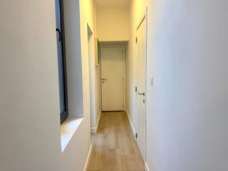 In de rustige Zwaluwenstraat in het Westerkwartier te Oostende bevindt zich dit volledig gerenoveerde gelijkvloers appartement met één slaapkamer. Een ideale uitvalsbasis op een aangename locatie, vlak bij het groene Maria Hendrikapark en de winkels en handelszaken rond Petit Paris. Indeling: woonruimte met open keuken, nachthall, badkamer met douche, slaapkamer, private koer en ruime kelderberging.<br /><br />Dankzij het gunstige EPC-label A, de aanwezige zonnepanelen en de warmtepompen die zowel verwarmen als verkoelen, geniet u hier van hedendaags wooncomfort en een energiezuinige leefomgeving. De private, afgesloten koer vormt bovendien een mooie troef: een eigen plekje om in alle rust buiten te zitten.<br /><br />Of u nu op zoek bent naar een eigen woonst, een tweede verblijf aan zee of een interessante investering voor verhuur, dit appartement biedt tal van mogelijkheden.<br /><br />Een instapklaar appartement met moderne technieken, een private buitenruimte en een uitstekende veelzijdigheid. Ontdek zelf de troeven van deze verzorgde woonst in Oostende! Alle info en bezoek: bel Nikolaas op 0496 68 84 67 of www.ensor.immo