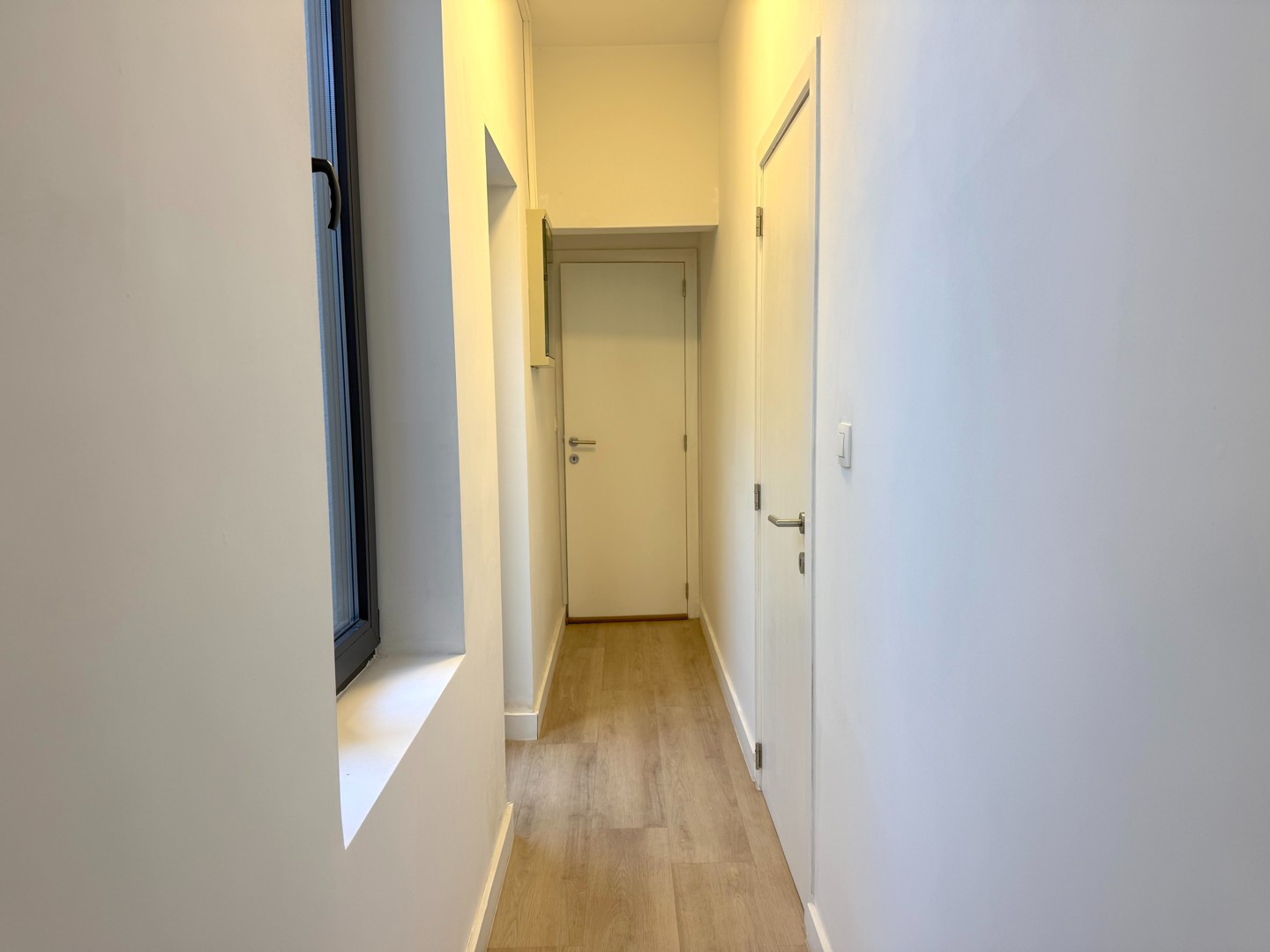 Gerenoveerd en energiezuinig gelijkvloers appartement met private koer - foto 3