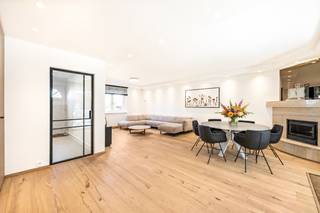 <p>Deze instapklare gezinswoning combineert ruimte, comfort en een hoogwaardige afwerking met een zonnige tuin, ruime veranda, inpandige garage en oprit voor meerdere wagens. Hier geniet u van zorgeloos wonen op een gegeerde locatie nabij winkels, scholen, groen en invalswegen.<br /><br /><span><strong>INDELING</strong></span>:<br /><br />Via de inkomhal met stalen deur en gastentoilet betreedt u deze prachtig afgewerkte woning. Op het gelijkvloers bevindt zich een ruime leefruimte op parket, uitgerust met een gezellige houtkachel, ingemaakte kasten en airco. Aansluitend vindt u de open leefkeuken met composieten werkbladen, wijnkoeler en kwalitatieve Miele-toestellen. Verder is er een praktische berging/wasruimte met maatkasten, evenals een inpandige garage met automatische poort. De zeer ruime vergunde veranda, eveneens voorzien van maatkasten, vormt een prachtige extra leefruimte en geeft directe toegang tot de tuin en het terras.<br /><br />Op de eerste verdieping geeft de nachthal toegang tot drie volwaardige slaapkamers, telkens uitgerust met airco. De luxueus vernieuwde badkamer beschikt over een inloopdouche, een royaal ligbad, een dubbel lavabomeubel en een toilet.<br /><br />Verder beschikt de woning over een ruime zolder op stahoogte.<br /><br />Buiten geniet u van een zonnige, oostgerichte tuin met terras van ca. 235 m² en een oprit met plaats voor twee wagens.<br /><br /><span><strong>BIJZONDERHEDEN</strong></span>:<br /><br />- Vrijstaande en volledig instapklare woning<br />- Airco aanwezig in leefruimte en slaapkamers<br />- Zonnige, oostgerichte tuin met terras<br />- Inpandige garage + oprit 2 wagens</p>