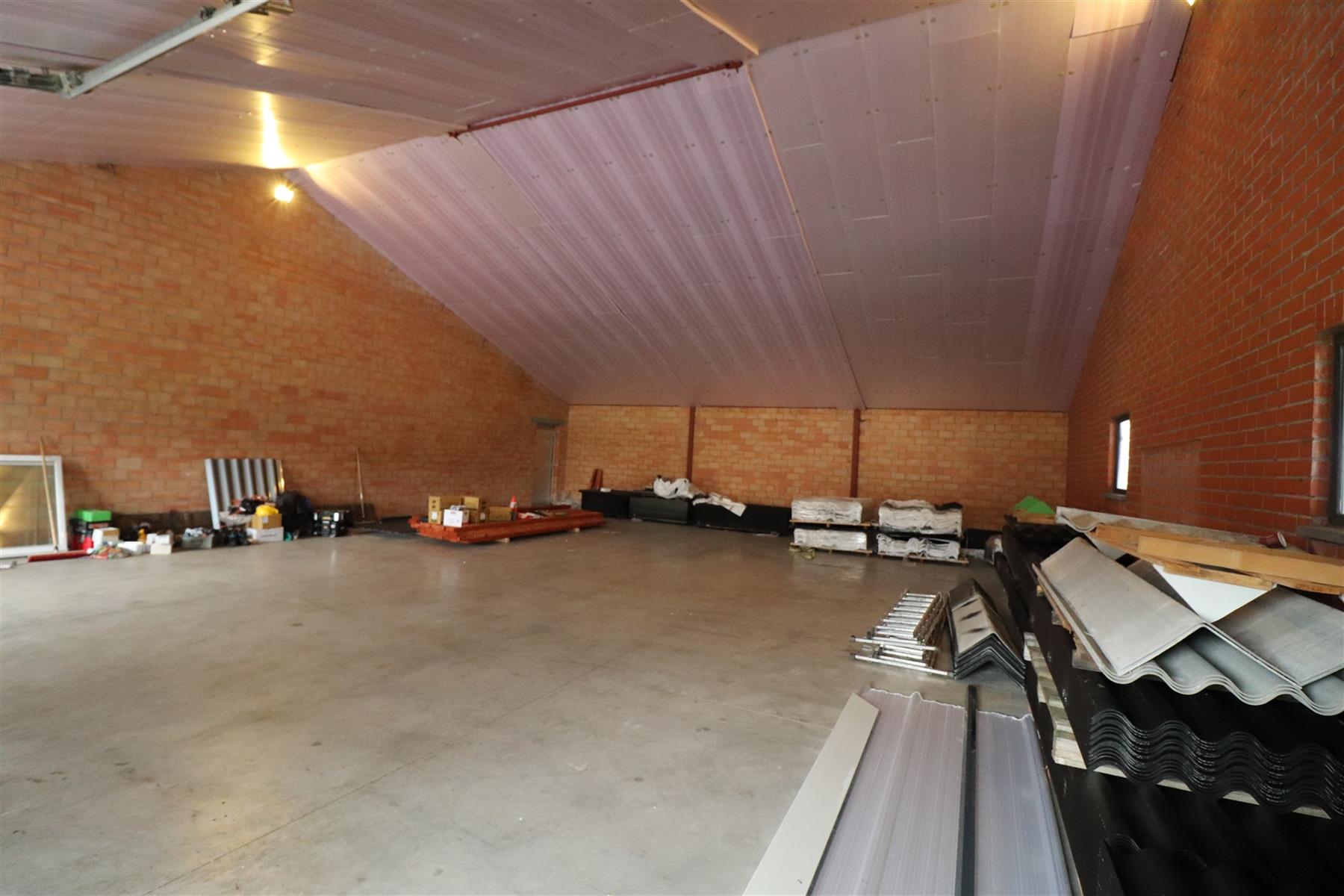Opslagruimte van ong. 192 m², zijnde de linker opslagruimte achteraan gelegen. - foto 4
