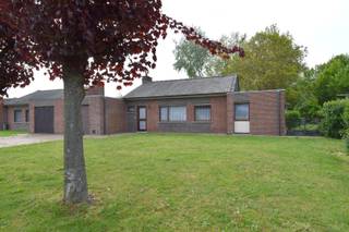 Deze gelijkvloerse half open woning in Harelbeke is de perfecte woning voor wie op zoek is naar een ruime en goed onderhouden woning met een...
