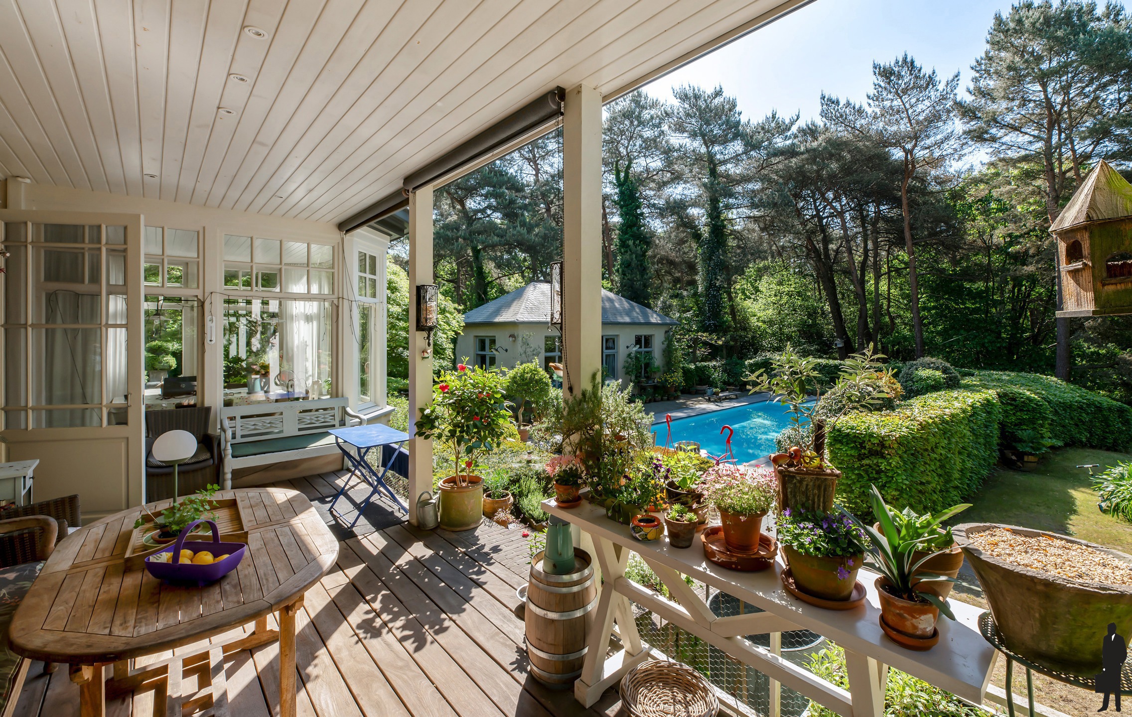 Exclusieve en uniek gelegen Engelse cottagevilla met orangerie, zwembad en aanpalende bouwgrond op ca. 1,1 ha in bosrijke omgeving. - foto 3