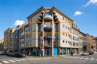Dit ruim en energiezuinig appartement is gelegen op de derde verdieping in een gebouw met lift en bestaat uit een inkomhal, een ruime en enorm lichtrijke leefruimte dankzij grote glaspartijen, een keuken met aansluitend de berging, badkamer met dubbele wastafel en ligbad, apart toilet en twee slaapkamers. Ondergronds is er een private kelderberging aanwezig. Het gebouw beschikt ook over een fietsenstalling met automatische poort. Overal dubbele beglazing, centrale verwarming op aardgas, conforme elektriciteit en een EPC B zijn slechts enkele troeven! Dit appartement is ideaal voor wie belang hecht aan bereikbaarheid ( oa station, openbaar vervoer, parkeergelegenheid Graanmarkt en postsite) én voor wie graag alles op wandelafstand heeft ( winkels, grote markt, scholen, Utopia,...). Potentiële verhuurwaarde +/- 875 euro per maand. Mis deze kans niet en contacteer ons via 053/423001!