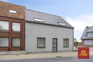 Deze centraal gelegen half open bebouwing is onmiddellijk instapklaar en is als volgt ingedeeld: gelijkvloers: ruime woonkamer met veel lichtinval, open ingerichte keuken, apart toilet, berging/wasplaats, gezelige patio (binnenkoer van 45m²) en garage. Op de eerste verdieping zijn er 3 slaapkamers en een ruime badkamer. Tenslotte is er nog een makkelijk te betreden kelder.Momenteel wordt de tuin achter de garage nog afgesplitst (zie foto), deze wordt dus niet mee verkocht.De verwarming gebeurt via een condeserende gasketel, er is overal dubbel glas en de zolder is goed geïsoleerd. Dit maakt de woning energiezuining, EPC label is B (157 kWh/jaar). Verder is de centrale ligging een groot pluspunt.