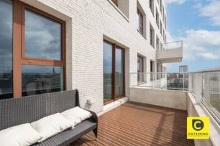 <h1><span>Energiezuinig 2-slpkappartement met ruim terras en fenomenaal uitzicht over Antwerpen </span></h1><h1><span>Wonen boven Antwerpen: een uitzicht dat nooit verveelt. </span></h1><p><span>Sommige appartementen bieden comfort. Andere bieden een mooi uitzicht. Maar slechts zelden vindt u een appartement waar het uitzicht zélf een belevenis wordt.</span></p><p><span>Welkom op de 9de verdieping van dit prachtige appartement aan de Tunnelplaats, waar Antwerpen zich elke dag opnieuw van zijn mooiste kant laat zien. Vanop uw terras en vanuit de leefruimte kijkt u uit over een adembenemend stadsdecor met onder meer de Onze-Lieve-Vrouwekathedraal, het MAS, de Boerentoren en de iconische Antwerpse skyline. Van zonsopgang tot zonsondergang verandert het panorama voortdurend van kleur en sfeer. Een uitzicht dat niet went, maar blijft imponeren.</span></p><p><span>Met een bewoonbare oppervlakte van ca. 115 m², een ruim westgericht terras, twee slaapkamers, EPC-label A en een recent bouwjaar van 2019 combineert dit appartement hedendaagse luxe met een uitzonderlijke woonbeleving.</span></p><h2><span>Toplocatie tussen historisch centrum en het Eilandje</span></h2><p><span>Gelegen aan de Tunnelplaats 8, bevindt u zich op een van de meest gegeerde locaties van Antwerpen. Op wandelafstand vindt u zowel het historische stadscentrum als het bruisende Eilandje met zijn gezellige restaurants, terrassen, musea en jachthaven.</span></p><p><span>Hier woont u midden in de stad, met alle voorzieningen binnen handbereik, terwijl u thuis geniet van rust, licht en een ongeëvenaard uitzicht boven het stadsgewoel.</span></p><h2><span>Indeling</span></h2><p><span>Met de lift bereikt u de 9de verdieping, waar u wordt verwelkomd in een ruime inkomhal met voldoende plaats voor een vestiaire en extra opbergruimte.</span></p><p><span>Vanuit de hal komt u in de indrukwekkende leefruimte op parketvloer. Dankzij de grote raampartijen en de hoge ligging wordt deze ruimte overspoeld door natuurlijk licht. De combinatie van openheid, ruimte en het spectaculaire uitzicht zorgt voor een uniek gevoel dat u ook na jaren nog zal weten te waarderen.</span></p><p><span>De leefruimte biedt meer dan voldoende plaats voor een royale zithoek en een ruime eettafel. Aansluitend bevindt zich de kwalitatieve open keuken, uitgerust met een composieten werkblad en alle hedendaagse voorzieningen. Naast de keuken is er bovendien een praktische berging aanwezig.</span></p><p><span>Vanuit de leefruimte heeft u rechtstreeks toegang tot het ruime westgerichte terras van ca. 11 m². Hier geniet u vanaf de middag tot de avond van de zon, terwijl de Antwerpse skyline zich als een levend schilderij voor u uitstrekt.</span></p><p><span>Verder beschikt het appartement over twee volwaardige slaapkamers. De master bedroom biedt voldoende ruimte voor een dubbel bed en uitgebreide kastruimte. De tweede slaapkamer is eveneens ruim bemeten en kan perfect dienstdoen als slaapkamer, dressing of bureauruimte. Wie regelmatig van thuis uit werkt, zal zich moeilijk een inspirerender kantoor kunnen voorstellen.</span></p><p><span>De stijlvolle badkamer beschikt over een ruime inloopdouche, een dubbele lavabo en een handdoekradiator. Daarnaast is er een aparte technische ruimte voorzien met aansluitingen voor wasmachine en droogkast.</span></p><p><span>Tot slot hoort bij het appartement een autostaanplaats op niveau -3, verplicht mee aan te kopen voor 35.000 euro.</span></p><h2><span>Troeven</span></h2><p><span>- Panoramisch </span><span>uitzicht over Antwerpen<br />- Ruim appartement van ca. 115 m²<br />- Westgericht terras van ca. 11 m² met middag- en avondzon<br />- EPC-label A <br />- Recent gebouw van 2019<br />- Hoogwaardige materialen<br />- Gemeenschappelijke fietsenstalling aanwezig<br />- Toplocatie tussen historisch centrum en het Eilandje<br />- Verkoop onder 2% registratierechten mogelijk (mits voldoen aan de voorwaarden)</span></p><p><span>Een appartement dat u moet bezoeken om het écht te ervaren. Want sommige uitzichten zijn simpelweg onbetaalbaar.</span></p>