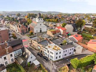 Gelegen in het hart van Oudenaarde, vlakbij natuurdomein Het Spei, bevindt deze woning zich op een rustige locatie op wandelafstand van winkels, scholen, openbaar vervoer en het centrum van de stad. Dankzij de centrale ligging geniet u van een vlotte verbinding naar de omliggende steden en het station, terwijl u toch de rust van een woonwijk ervaart.<br /><br />Deze rijwoning, biedt tal van mogelijkheden voor wie op zoek is naar een renovatieproject met karakter. De woning beschikt over een gezellige koer en een klassieke indeling met:<br />- 3 volwaardige slaapkamers<br />- Een badkamer<br />- Een aparte keuken<br />- Een leefruimte