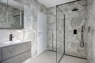 HUURKOOP: Nieuwbouwwoning met 3 tot 4 slaapkamers, tuin en aparte garage. €1 500,0/maand. Buitenkans!! Verkoopprijs €469 00,00. Tel voor info...