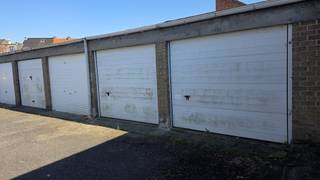 Garagebox nr. 13 aan de Brugsesteenweg 107 te Kortrijk: een handige plek voor je wagen of extra spullen, veilig en makkelijk bereikbaar.<br /> 