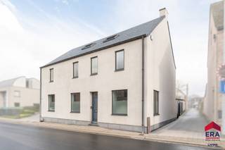 <p>Ben je op zoek naar een instapklare gezinswoning met 5 slaapkamers, ruime garage en zonnige tuin in Haaltert? Gevonden!</p>

<p>Deze uitzonderlijk ruime woning in de Ekentstraat combineert comfort, energiezuinigheid en veelzijdigheid op een toplocatie. Met maar liefst 358 m² bewoonbare oppervlakte is dit de ideale thuis voor grote gezinnen, zelfstandigen of wie wonen en werken moeiteloos wil combineren. De woning werd totaal gerenoveerd in 2011 en kreeg in 2024 nog een upgrade van de achterbouw, waardoor je hier werkelijk zonder zorgen kan intrekken. <span>Extra troeven zijn het gunstige EPC-label B, 15 zonnepanelen, een 3-fase Wallbox laadpaal, conforme elektriciteit, Tado-verwarming, alarmsysteem, camerabewaking, videofonie, plafondspeakers, vliegenramen, waterverzachter en nog veel meer. Bovendien woon je hier groen en rustig, met winkels, scholen, station en de E40 vlot bereikbaar.</span></p>

<p>Binnen geniet je van een royale leefruimte met zithoek, eetkamer en een volledig ingerichte leefkeuken met granieten werkblad en kwalitatieve toestellen van Miele, Bosch en Novy. Verder vind je op het gelijkvloers onder meer een veranda, technische ruimte, apart toilet, bureau en een extra stockage -of werklplaats. Op de verdieping bevinden zich drie volwaardige slaapkamers en een grote badkamer met inloopdouche, ligbad en dubbele wastafel. De afgewerkte zolderverdieping van maar liefst 63 m² met elektrische zonnewering en verduistering vormt een volwaardige extra slaap-, hobby- of polyvalente ruimte. Ook buiten heeft deze woning heel wat te bieden, met een ruime garage (automatische garagepoort) die bereikbaar is via de automatische schuifpoort rechts naast de woning, extra afgesloten bergingen en een mooie tuin. Wil je deze instapklare topper zelf ontdekken? Contacteer ons vandaag nog voor een bezoek in te plannen!</p>