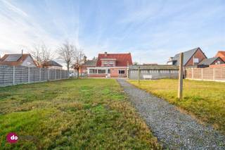 <p><span>Charmante, goed gelegen woning met veel potentieel in Boortmeerbeek</span></p><p><span> </span></p><p><span>Deze ruime gezinswoning is gelegen nabij de dorpskern van Boortmeerbeek. De ideale ligging zorgt dat je kan genieten van zowel de uitstekende bereikbaarheid als de nabijheid van diverse winkels. </span></p><p><span> </span></p><p><span>De grote inkomhal leidt je naar de ruime woonkamer met zit- en eetgedeelte. De keuken is aansluitend terug te vinden en geeft je een zicht op de tuin. De veranda biedt een extra plus. Verder is er op het gelijkvloers een ruimte ingericht als slaapkamer, maar deze kan perfect mee ingenomen worden als leefruimte. </span></p><p><span> </span></p><p><span>Op de eerste verdieping zijn er 3 comfortabele slaapkamers en een badkamer met wastafel &amp; combinatie bad/douche. Extra opbergruimte nodig? Geen probleem! De kelder en de zolder zijn hiervoor ideaal. </span></p><p><span> </span></p><p><span>Bovenop dit alles kan je met een gerust hart je wagen kwijt in de garage. Daarnaast is de ook de tuin een grote troef: ideaal om te genieten. </span></p><p><span> </span></p><p><span>Deze charmante woning is perfect om je eigen thuis te creëren en je eigen stempel te drukken. </span><span>Contacteer ons vandaag voor een bezoek!</span></p><p><span> </span></p><p><span>015 20 36 00 - <span>info@domoxim.be</span></span><span> </span></p><p><span> </span></p><p><span>domoXim. Waar dromen thuis komen!</span></p><p><span> </span></p><p><span>Ook de waarde van je eigen woning kennen? Wij geven je graag advies.</span></p><p><span> </span></p><p><span>Dit pand is onderworpen aan de renovatieverplichting van de Vlaamse overheid voor residentiële gebouwen (behoudens bij sloop binnen 6 jaar na de aankoop). Consulteer voor meer informatie de website van het Vlaams Energie- en Klimaatagentschap via https://www.vlaanderen.be/een-huis-of-appartement-kopen/renovatieverplichting-voor-residentiele-gebouwen.</span></p>