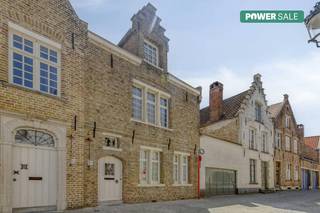 Ruime stadswoning met 6 slaapkamers en achterliggende garage, uitstekend gelegen in het historische centrum van Brugge, in het...