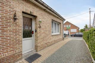 immo DAVID stelt voor: Charmante viergevelwoning aan het einde van doodlopende straat in Zellik. Bent u op zoek naar een woning met ruimte, uitbreidingsmogelijkheden, een vlotte bereikbaarheid én een rustige ligging? Dan is deze doorheen de jaren gerenoveerde woning in Zellik zeker een bezoek waard. <br />Via de inkomhal van 6 m² komt u in de ruime woonkamer van 27 m². Dankzij de vele raampartijen geniet deze leefruimte van een aangename natuurlijke lichtinval. De woonkamer sluit naadloos aan op de keuken van 14 m². Naast de keuken bevindt zich de badkamer van 6 m². Aansluitend vinden we een wasplaats van 10 m², evenals de slaapkamer van 14 m². De slaapkamer geeft vervolgens toegang tot een bureauruimte van 12 m² die bovendien kan worden omgevormd tot een dressing of extra slaapkamer. Een absolute troef van deze woning is de ruime zolderverdieping van maar liefst 40 m². Deze verdieping is bereikbaar via een vaste trap vanuit de inkomhal. Deze volledig inrichtbare zolder kan worden omgevormd tot twee volwaardige kamers. Daarnaast beschikt de woning over een garage met oprit. De woning bevindt zich aan het einde van een doodlopende straat, waardoor u geniet van een verkeersluwe en kindvriendelijke omgeving. Tegelijkertijd zijn de belangrijkste voorzieningen vlot bereikbaar: het station van Zellik en de Brusselse Ring bevinden zich op 900 meter, terwijl scholen en winkels op slechts 500 meter gelegen zijn. Zeker een bezoek waard!