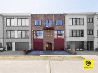 <h1><span>Riante woning ca. 363 m² met 6 slaapkamers, 2 inpandige garages en polyvalente ruimte in de gegeerde Oosterveldwijk !</span></h1><p><span>Reeds bij het aanschouwen van de imposante gevel met een gevelbreedte van 8,5 meter krijgt u een eerste indruk van de uitzonderlijke schaal van deze woning. Achter deze statige voorgevel gaat echter veel meer schuil dan op het eerste gezicht zichtbaar is. Binnenin ontvouwt zich een woning met opvallende volumes en een bijzonder flexibele indeling, waar elke ruimte een eigen functie of invulling kan krijgen. De mogelijkheden zijn ruim, gaande van comfortabel gezinswonen tot een combinatie met een praktijk of kangoeroewoning. Daarnaast beschikt de woning over een zonnige tuin van circa 155 m² die mooi aansluit op het gelijkvloers en zo zorgt voor een aangename verbinding tussen binnen en buiten. </span></p><p><span>Locatie</span></p><h2><span>Deze gegeerde residentiële buurt staat bekend om haar rustige karakter, uitstekende bereikbaarheid en de nabijheid van winkels, scholen, openbaar vervoer en belangrijke invalswegen. De woning is gelegen in de populaire Oosterveldwijk, vlakbij de Pulhofwijk. Daarnaast bevindt ze zich op fietsafstand van het Nachtegalenpark, één van de meest geliefde groengebieden van de stad, wat zorgt voor een ideale combinatie van stedelijk comfort en ontspanning in het groen. </span></h2><h2><span>Indeling</span></h2><p><span>Via de veiligheidsdeur betreedt u de ruime inkomhal, voorzien van praktische ingemaakte kasten. Meteen vallen de twee inpandige garages met automatische poorten op. Beide garages bieden plaats aan een wagen en extra opslagruimte. Bovendien beschikt de woning over twee private opritten waardoor parkeren steeds moeiteloos verloopt. In één van de garages bevindt zich tevens de technische ruimte voor bijkomende bergruimte.</span></p><p><span>Verder op het gelijkvloers bevindt zich een indrukwekkende polyvalente ruimte van maar liefst 56 m², afgewerkt met een beige tegelvloer. Dankzij de grote schuifdeur geniet deze ruimte van een directe verbinding met de zonnige tuin van circa 155 m². Aansluitend bevindt zich een slaapkamer met ensuite badkamer. Hierdoor biedt deze verdieping tal van mogelijkheden zoals een kangoeroewoning, praktijkruimte, kantoor aan huis of een combinatie van wonen en werken.</span></p><p><span>Via de trap bereikt u de eerste verdieping waar zich de royale leefruimte bevindt. Deze L-vormige woon- en eetkamer van maar liefst 48 m² beschikt over een stijlvolle donkerblauwe tegelvloer en airconditioning. Dankzij de grote afmetingen is er voldoende ruimte voor zowel een grote zithoek als een ruime eettafel.</span></p><p><span>Aansluitend bevindt zich de volledig geïnstalleerde keuken met hoogwaardige afwerking, waaronder een granieten werkblad en talrijke opbergmogelijkheden. Vanuit de keuken heeft u rechtstreeks toegang tot een aangenaam terras van ongeveer 30 m², ideaal om te genieten van gezellige momenten met familie en vrienden. Op deze verdieping bevinden zich verder nog een ruime slaapkamer, een badkamer uitgerust met zowel een ligbad als een douchecabine en een afzonderlijk gastentoilet.</span></p><p><span>De tweede verdieping omvat vier bijkomende slaapkamers. Twee daarvan zijn bijzonder ruim met een oppervlakte van maar liefst 29 m² en beschikken bovendien over toegang tot een gezellig balkon. De aanwezige airconditioning zorgt hier voor extra comfort. De overige slaapkamers zijn eveneens ruim en geschikt voor een dubbel bed. Extra praktisch zijn de automatische rolluiken aan de achterzijde van de woning.Tot slot beschikt deze verdieping nog over een derde badkamer met douchecabine en een automatisch ventilatiesysteem.</span></p><p><span>Extra info: de woning wordt momenteel feitelijk gebruikt als gezinswoning. Volgens de stedenbouwkundige plannen staat het gekend als een appartementsgebouw.</span></p><h2><span>Troeven</span></h2><ul><li><span>Bewoonbare oppervlakte van ca. 363 m²</span></li><li><span>6 slaapkamers en mogelijkheid tot extra slaapkamers</span></li><li><span>Grote polyvalente ruimte van 56 m²</span></li><li><span>Geschikt als kangoeroewoning of vrij beroep</span></li><li><span>Zonnige tuin van ca. 155 m²</span></li><li><span>Meerdere terrassen, waaronder een terras van ca. 30 m²</span></li><li><span>2 inpandige garages met automatische poorten en 2 private opritten</span></li><li><span>EPC-label B</span></li><li><span>Asbestveilig</span></li><li><span>Bouwjaar 1994</span></li><li><span>Airco aanwezig</span></li><li><span>Automatische rolluiken aan de achterzijde</span></li><li><span>Topligging in de gegeerde Oosterveldwijk</span></li></ul><p><span> </span></p><p><span>Bent u op zoek naar een ruime, solide woning met grote tuin op toplocatie in Wilrijk? Dan is dit uw kans. </span></p><p><span>Maak zelf online een afspraak via onze website, of via info@coprimmo.be of 03 449.49.77.</span></p><p><span> </span></p><p><span> </span></p>