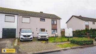 <div>Welkom in deze woning gelegen in Vorselaar, een ideale plek voor gezinnen die op zoek zijn naar comfort en ruimte in een rustige woonomgeving.</div><div><br /></div><div>Deze halfopen woning met een totale oppervlakte van circa 496 vierkante meter grond met een bewoonbare oppervlakte van 171 vierkante meter is gelegen in een doodlopende en kindvriendelijke straat. Het pand beschikt over 4 ruime slaapkamers, en 1 kinderkamer/bureau, wat meer dan voldoende is voor een groeiend gezin of voor wie extra ruimte nodig heeft voor een thuiskantoor of hobbykamer.</div><div><br /></div><div>De woning is praktisch ingedeeld met een open living- en eetruimte waar natuurlijk licht naar binnenstroomt dankzij grote ramen en deuren. De begane grond vloeit naadloos over in elkaar, wat zorgt voor een aangenaam woonplein perfect voor het samenbrengen van familie en vrienden. De keuken is functioneel ingericht met alle noodzakelijke voorzieningen.</div><div><br /></div><div>Wat betreft de badkamer en sanaire voorzieningen: de woning beschikt over één volle badkamer die bij voorkeur kan worden gemoderniseerd naar persoonlijke voorkeur. De badkamer toont potentieel voor renovatie.</div><div><br /></div><div>Een groot voordeel is de aanwezige garage, waardoor u uw voertuigen veilig kunt parkeren. Daarnaast is er voldoende parkeerruimte op het terrein zelf.</div><div><br /></div><div>De grote achtertuin met aangepaste verharding biedt uitstekende mogelijkheden voor ontspanning en recreatie. Met ongeveer 300 vierkante meter onbebouwd terrein, is er veel potentieel om dit naar eigen wens in te richten. De tuin is voorzien van een gedeeltelijk overdekt terras, ideaal voor buiten eten of relaxen.</div><div><br /></div><div>De ligging in Vorselaar is uitstekend, met goede bereikbaarheid van scholen, winkels en openbaar vervoer. De woning staat in een gevestigd woonwijk met andere gezinshuizen, wat een veilige en vriendelijke gemeenschap garandeert.</div><div><br /></div><div>Dit pand biedt een solide basis voor wie een familie thuis wil creëren met voldoende ruimte en mogelijkheden voor persoonlijke uitvoering.</div><div><br /></div>