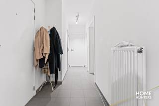 Bent u op zoek naar een aangenaam appartement op een toplocatie in Sint-Lambrechts-Woluwe? Ontdek dan dit prachtige 2-slaapkamerappartement, gelegen op de tweede verdieping van de geliefde Residentie Calabria. Dit appartement combineert comfort, rust en een uitstekende bereikbaarheid — ideaal voor wie wil wonen in een aangename en groene omgeving, vlak bij Brussel.<br /><br />Bij het binnenkomen wordt u verwelkomd in een ruime inkomhal die uitgeeft op de gezellige leefruimte. Dankzij de grote ramen geniet de woonkamer van overvloedig natuurlijk licht en heeft u directe toegang tot het zonnige terras, waar u heerlijk kunt ontspannen.<br /><br />De keuken is functioneel en praktisch ingericht, ideaal voor wie graag kookt. Het appartement beschikt verder over twee volwaardige slaapkamers, een badkamer met bad/douche en lavabo, en een apart toilet voor extra comfort.<br /><br />Daarnaast beschikt het appartement over een privatieve kelderberging, wat zorgt voor extra opslagruimte.<br /><br />Extra troef: Er is een mogelijkheid tot aankoop van een garage (€ 35.000,00) in de residentie – ideaal voor wie comfortabel wil parkeren in de stad.