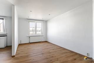 <p><span>Op te frissen appartement (74 m²) met 2 slaapkamers in Deurne.</span></p><p><span> </span></p><p><span>Op een centrale locatie met openbaar vervoer, (lokale) winkels en scholen op wandelafstand treffen we dit betaalbaar appartement met veel potentieel. Met de auto bereik je de snelweg in slechts enkele minuten. Liever de fiets? Je kan hier gemakkelijk gebruik maken van het velo-deelsysteem.</span></p><p><span> </span></p><p><span>Het appartement bevindt zich op de eerste verdieping van een hoekgebouw van 3 hoog. Een groot pluspunt: </span><span>er zijn geen maandelijkse vaste kosten</span><span>. Het water wordt jaarlijks evenredig verdeeld onder de bewoners en de </span><span>verwarming is individueel op gas</span><span>. Je komt binnen in de ruime leefruimte met open keukenhoek – samen goed voor </span><span>45 m²</span><span> aan comfortabele woonruimte. De badkamer (4 m²) is uitgerust met een douchecabine, toilet en lavabomeubel. De twee slaapkamers van </span><span>13 m²</span><span> en </span><span>9 m² </span><span>staan met elkaar in verbinding en kunnen flexibel worden ingericht. Daarnaast beschikt het appartement nog een praktische berging met plek voor een wasmachine.</span></p><p><span> </span></p><p><span>Ben je op zoek naar een betaalbaar appartement met mogelijkheden? Mis deze kans niet!</span></p><p><span> </span></p><p><span>Bewoonbare opp. 74 m² ref.: bruto vloeropp. EPC. Voor meer info of een gratis schatting surf naar www.hansimmo.be</span></p><p><span> </span></p>