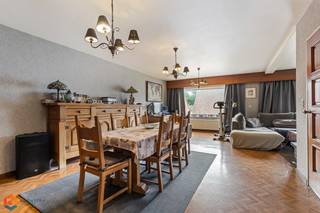 Op een uitstekende locatie in het hart van Putte bevindt zich deze woning met polyvalente ruimte op het gelijkvloers en met bovenliggende woonst...
