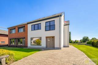 <strong>IDEALIS VASTGOED – Schitterend volledig vernieuwde woning (+- 220m²) met een heerlijke open leefruimte, 3 ruime slaapkamers, luxueuze badkamer, ruime wasplaats op een fijn zuid georiënteerd perceel! Dit heerlijke huis bevindt zich op een knap perceel van 8a 69ca in een heerlijk rustige en groene omgeving! - EEN MUST VISIT! -<br /><br />LIGGING: </strong><br />Deze woning bevindt zich op een heerlijk perceel met veel privacy in een rustige, doodlopende en aangename woonstraat, doch perfect gelegen t.o.v. het Noorderhart Maria Ziekenhuis, het Nolimpark en de A24. De centrale ligging biedt een vlotte bereikbaarheid van scholen, supermarkten en andere commerciële gelegenheden. Tevens is de Nederlandse grens op slecht enkele minuten bereikbaar!!<br /><br /><strong>INDELING: </strong><br />Gelijkvloers:<br />Inkomhal met een in eik beklede trap naar de verdieping – gastentoilet - een indrukwekkend mooie open en lichtrijke woonkamer voorzien van parketvloeren met zit- en eetgedeelte, een apart bureelgedeelte en met als kloppend hart een heerlijke keuken voorzien van alle comfort – achterinkom met toegang tot een fantastische wasruimte voorzien van maatwerkkasten, wasmachine en droogkast inbegrepen! –<br /><br />Eerste verdieping:<br />Ruime nachthal – 2 slaapkamers voorzien van airco, tv- en internetaansluitingen – nachttoilet – uitzonderlijk knappe badkamer met een dubbele lavabo, ligbad, inloopdouche én een zee aan opbergruimte door middel van maatwerkkasten -<br /><br />Tweede verdieping:<br />Ruime derde slaapkamer tevens ook voorzien van airco, tv- en internetaansluiting – technische berging -<br /><br />- Koele kelder<br /><br /><strong>Tuin: </strong><br />- Zeer ruime en volledig heraangelegde tuin van 8a 69ca – Zuid georiënteerd – Garagegebouw/Werkhuis (toegankelijk met de wagen langs de achterzijde via een servitudeweg) – voldoende parkeergelegenheid - veel privacy! -<br /><br /><strong>BIJZONDERHEDEN:</strong><br />- Volledig vernieuwde en uiterst hoogwaardig afgewerkte woning!<br />- BEN-woning (E18)<br />- Warmtepompboiler, zonnepanelen, airco units aanwezig<br />- Vloerverwarming<br />- Schitterende keuken (in productie!)<br />- Toffe indeling<br />- INSTAPKLAAR EN DIRECT BESCHIKBAAR!<br /><br /><strong>Stedenbouwkundige Inlichtingen:</strong><br />VG - WG - GMO – GVKR – VV<br /><br /><strong>E-peil : </strong> 28kWh/(m²jaar) <strong>met certificaatnummer :</strong> 72043-G-OMV_2023166721/EP19158/A001/D01/SD001<br /><br /><strong>O-peil: </strong>niet overstromingsgevoelig<br />P-score: A<br />G-score: A<br />Asbestveilig!<br /><br /><strong>Benieuwd naar deze woning? Ons IDEALIS Team geeft U met plezier en steeds vrijblijvend de nodige informatie via e-mail, ter plaatse of op onze kantoren in Peer en Pelt.<br />Wenst U advies omtrent uw eigen woning? Graag plannen wij vrijblijvend met U een afspraak in om onze expertise met U te delen, steeds tot Uw dienst!!<br />Neem contact op met IDEALIS VASTGOED op 011/515 565 of mail naar info@idealisvastgoed.be!</strong><br />