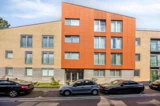 De indeling:Bij het binnenkomen word je verwelkomd in een uitnodigende inkomhal, slim ingericht met een handige ingebouwde vestiaire en een apart gastentoilet. Verder beschikt het appartement over een zeer ruime slaapkamer, de grote badkamer en is het uitgerust met een recente, individuele verwarmingsketel, wat zorgt voor een efficiënt en gecontroleerd energieverbruik. De absolute eyecatcher van dit appartement is de verrassend ruime woon- en eetkamer met keuken. Dankzij het hoge plafond en de grote raampartijen ervaar je hier een heerlijk, open ruimtegevoel en stroomt het natuurlijke licht rijkelijk naar binnen. Vanuit de leefruimte stap je naadloos over naar het grote terras, waar je in alle privacy kan genieten!Troeven:-Toplocatie: Midden in het centrum, alles op wandelafstand, maar toch omgeven door groen.-Recent en instapklaar: Gebouwd in 2008-Ruimtelijk: Prachtige leefruimte met hoge plafonds en veel lichtinval.-Zorgeloos parkeren: Inclusief private staanplaats op niveau -1 en kelder!Alles binnen handbereik: Bakkers, supermarkten, gezellige horeca en het openbaar vervoer bevinden zich allemaal op comfortabele wandelafstand. Toch geniet je thuis van de rustgevende natuur!Laat deze buitenkans niet schieten! Neem vandaag nog contact met ons op voor meer informatie of om een bezichtiging in te plannen: olivia.laporte@dewaele.comBestuursmaatregelen in het maatregelenregister: nee