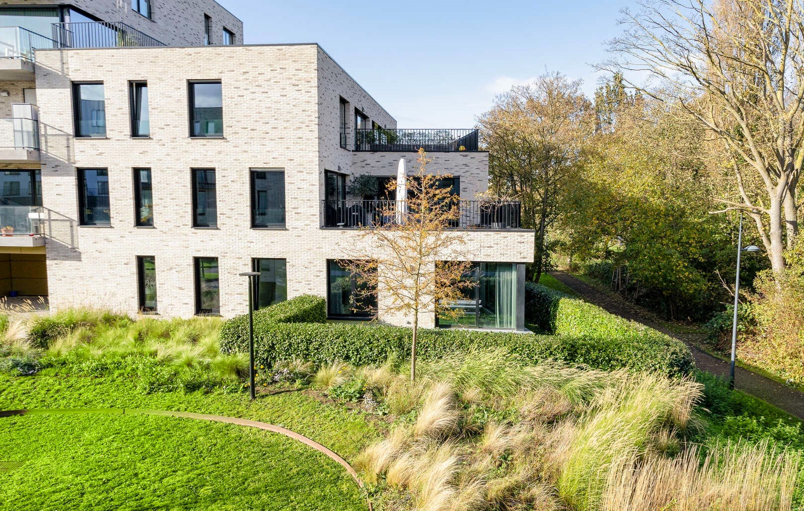 3- slaapkamer appartement gelegen te midden van het groen met privatieve tuin. - foto 4