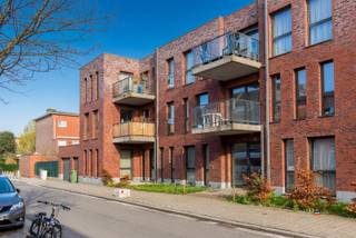 <p><span>HOBOKEN | RECENT APPARTEMENT (BJ 2016) MET TERRAS GELEGEN OP DE EERSTE VERDIEPING VAN GEBOUW MET LIFT | EPC A |</span></p><p><span>Indeling als volgt : inkomhal - woonkamer met, geïnstalleerde keuken - berging met aansluiting wasmachine - terras - slaapkamer - badkamer met douche en lavabomeubel - toilet.</span></p><p><span>Kelderberging aanwezig in de ondergrondse verdieping.</span></p><p><span>Maandelijkse kosten bedragen 70 euro (blokpolis, onderhoud, syndicus, minuterie, ...).</span></p><p><span>Aparte meters voor elektriciteit, gas en water.</span></p><p><span>Verplichting tot aankoop bijhorende ondergrondse autostaanplaats (VP: 15.000 euro).</span></p><p><span> </span></p><p><span>Grote troeven: </span></p><ul><li><span>Zeer veel lichtinval</span></li><li><span>Zeer energiezuinig (EPC A)</span></li><li><span>Gelegen in rustige woonwijk vlakbij winkels, scholen en openbaar vervoer, ...</span></li><li><span>Ondergrondse berging </span></li><li><span>Fietsenstalling aanwezig</span></li><li><span>Elektriciteit is conform het AREI</span></li><li><span>Aparte meters voor elektriciteit, gas en water</span></li><li><span>Geen asbestattest vereist want bouwjaar na 2001</span></li><li><span>Autostaanplaats beschikbaar</span></li></ul><p><span> </span></p><p><span> </span></p>