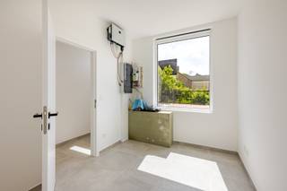 <p><strong>Instapklare, volledig gerenoveerde woning met EPC A op toplocatie aan de rand van Eeklo</strong></p>
<p>Bent u op zoek naar een energiezuinige, stijlvolle en volledig instapklare woning? Dan is deze prachtig gerenoveerde woning aan de rand van Eeklo precies wat u zoekt.</p>
<p>Deze woning werd met oog voor kwaliteit en duurzaamheid volledig vernieuwd en beschikt over een uitstekende <strong>EPC A-score</strong>, waardoor u geniet van een bijzonder laag energieverbruik en optimaal wooncomfort.</p>
<p>Enkele troeven op een rij:</p>
<ul><li>Volledig gerenoveerd en instapklaar</li><li>Energiezuinig met <strong>EPC A</strong></li><li>Zonnepanelen</li><li>Elektrische installatie volledig conform</li><li>Vloerverwarming voor optimaal comfort</li><li>Ventilatiesysteem</li><li>Aangename tuin waar u in alle rust kunt genieten</li><li>2 slaapkamers + mezanine (12m ²) + home office gelijkvloers</li><li>rustige straat met gratis parkeergelegenheid</li><li>Rustige ligging aan de rand van Eeklo, met winkels, scholen en belangrijke invalswegen vlakbij</li></ul>
<p>Deze woning combineert hedendaags wooncomfort met een duurzame afwerking en is de ideale keuze voor wie zonder zorgen wil verhuizen.</p>
<p>Interesse? Neem vandaag nog contact op voor meer informatie of een bezichtiging en ontdek zelf de vele troeven van deze prachtige woning.</p>