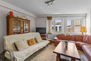 Bent u op zoek naar een strategisch gelegen investering of een comfortabel verblijf aan de kust? Dit bijzonder ruime gelijkvloers appartement in de Judestraat biedt de perfecte combinatie van ruimte en een centrale ligging in het charmante Oud-Knokke.Het pand bevindt zich in deze verzorgde residentie gebouw in 2000. De ketels zijn recent in 2020 nog vernieuwd wat resulteert in een energiezuinig appartement. Dankzij de ligging nabij de Lippenslaan en de Groentenmarkt geniet u van alle faciliteiten die Knokke te bieden heeft op wandelafstand. Dit vastgoed is momenteel verhuurd, wat het een interessante opportuniteit maakt voor wie op zoek is naar een investering in Knokke centrum. Bovendien is er de mogelijkheid tot de aankoop van een garagebox in dezelfde residentie.Indeling:- inkomhal met gastentoilet- lichtrijke leefruimte met eetkamer- geïnstalleerde keuken- badkamer met lavabo, ligbad en was en droog aansluiting- ruime volwaardige slaapkamerDankzij de ruime bewoonbare oppervlakte van 74m² is dit een unieke kans voor wie op zoek is naar een goede investering, tweede verblijf of vaste bewoning aan de kust. Bent u op zoek naar een appartement op een toplocatie te Knokke-Heist? Contacteer onze dossierbeheerder Arne Reubens via +32 472 186 304 of arne.reubens@dewaele.com*Deze AI-visualisaties zijn bedoeld als inspiratie. Er werd geen rekening gehouden met technische specificaties, stedenbouwkundige voorschriften of de concrete mogelijkheden tot realisatie.