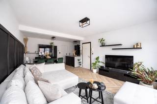 Op de 3e verdieping van een kleinschalig gebouw (met lift) bevindt zich dit volledig gerenoveerde appartement in de bruisende Seefhoek, ideaal gelegen tussen Borgerhout en het centrum van Antwerpen. U woont hier op wandelafstand van gezellige restaurants, supermarkten en lokale handelaars. 
Binnenkomen doet u in de lichtrijke leef- en eetruimte met open volledig geïnstalleerde keuken. Aansluitend is er een praktische berging met aansluiting voor wasmachine. Er ligt een onderhoudsvriendelijke keramische parketvloer in visgraatmotief die warmte en karakter toevoegt. 
Het appartement beschikt verder over een ruime slaapkamer, een stijlvolle badkamer, een apart toilet en een privatieve kelderberging. De garagebox die de huidige eigenaar huurt, kan worden overgenomen en bevindt zich op slechts drie minuten wandelen.
Technisch scoort dit appartement uitstekend met een EPC van 145 kWh/m²jaar door de PVC-ramen (2025) met dubbele beglazing, individuele CV op gas en een conforme elektrische installatie tot 2037. De gemeenschappelijke kosten bedragen €360/trimester – of omgerekend: €120/maand. Daar zit in: uw waterverbruik, blokpolis, syndicus en de elektriciteit van de gemene delen. 
Koopt u als enige en eerste woning? Dan geniet u van het verlaagde tarief van 2% verkooprechten.
Bent u reeds eigenaar? Verkoop uw eerste eigendom binnen de 2 jaar en profiteer alsnog van deze gunstmaatregel.
Voor meer informatie kan u een aanvraag invullen op onze website of bellen op het nr. 03/345 88 99